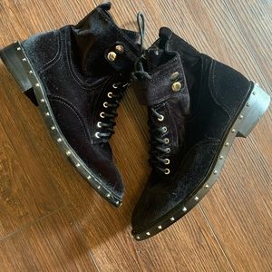 🆕❤️Vince Camuto Booties